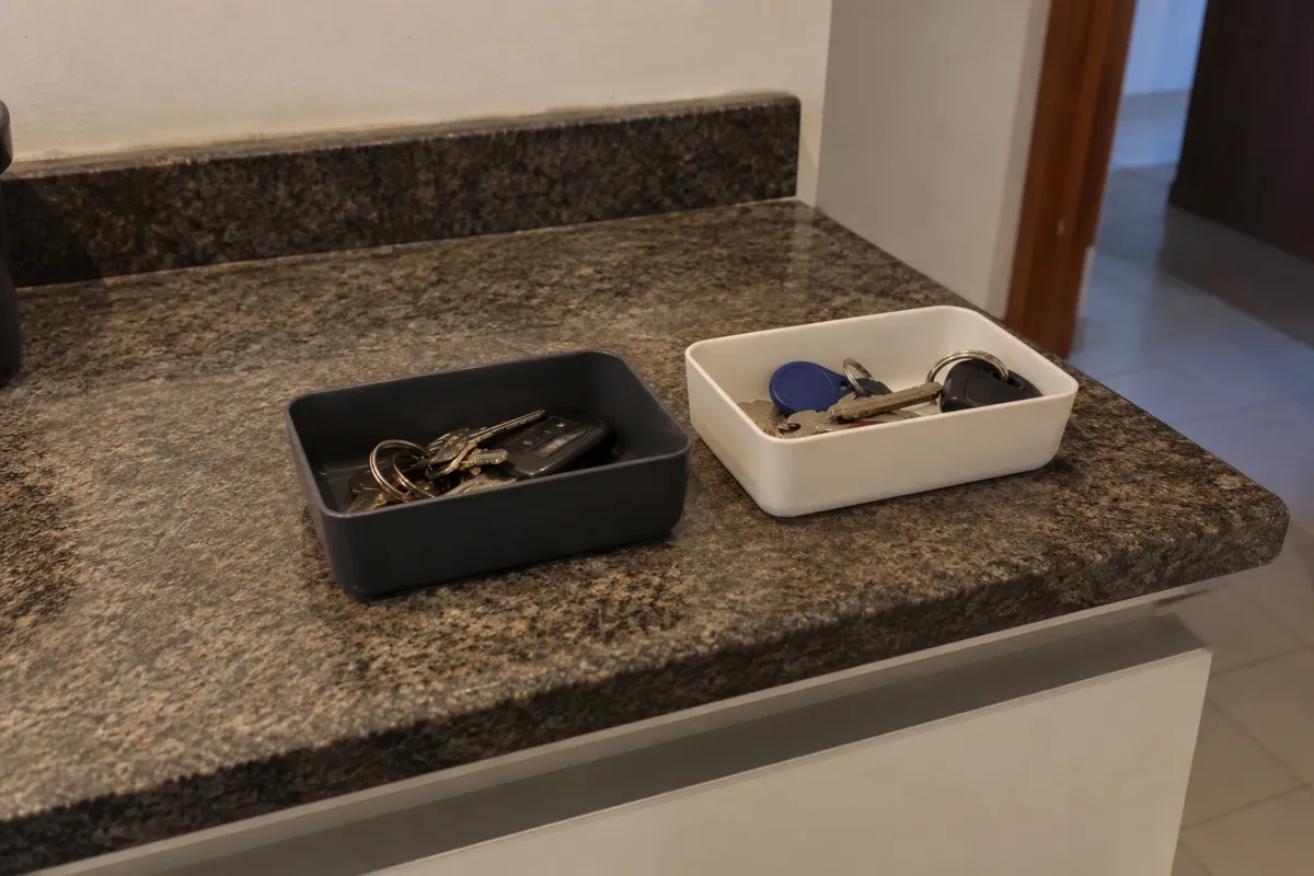 Dos juegos de llaves guardados en bandejas separadas sobre un mostrador