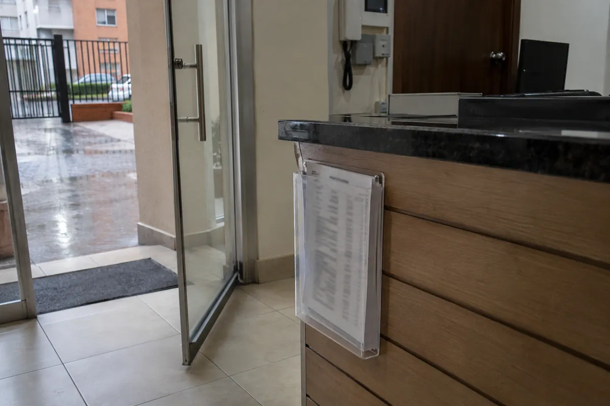 Una funda transparente con una hoja impresa está sujeta al frente de un mostrador