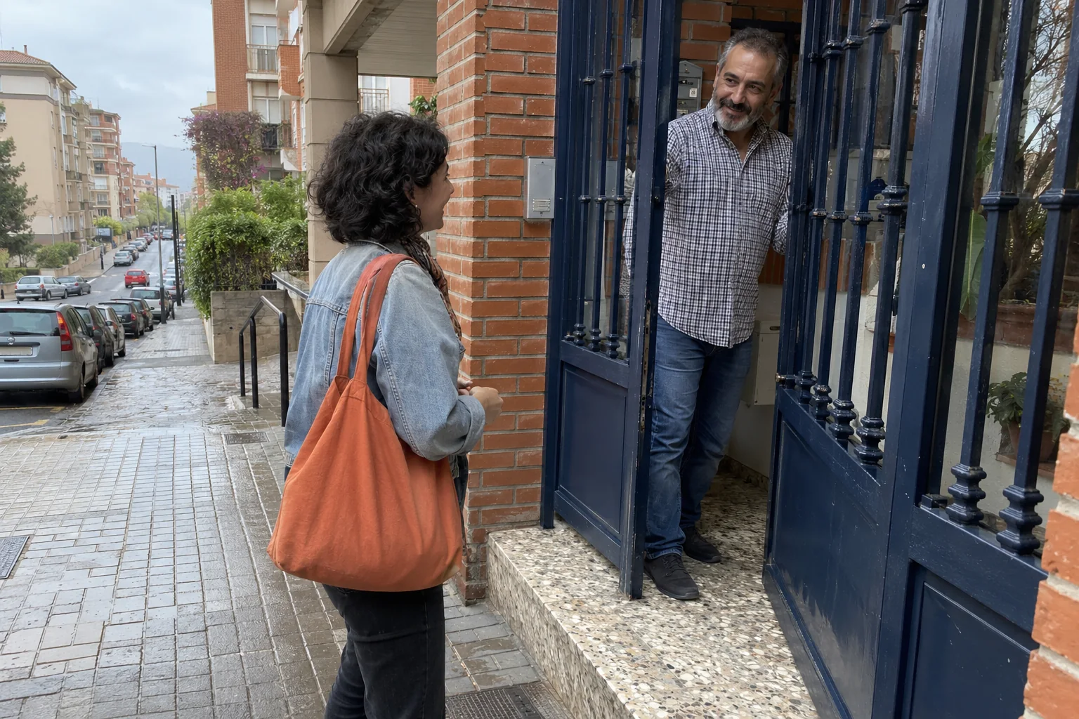 Una visitante llega a la entrada peatonal de un edificio de ladrillo.
